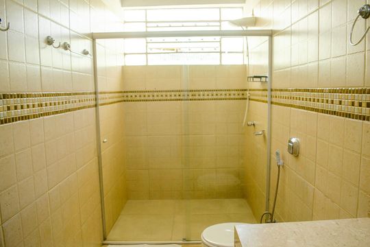 Banheiro da Suíte 1 de casa à venda com 5 quartos, 432m² em Setor Aeroporto, Goiânia