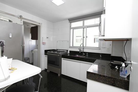 Cozinha de apartamento à venda com 3 quartos, 77m² em Grajaú, Belo Horizonte