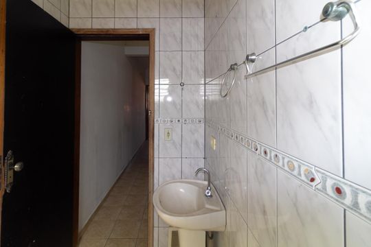 Banheiro de casa para alugar com 2 quartos, 68m² em Satélite Santa Barbara, São Paulo