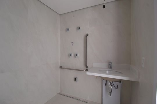 Banheiro de kitnet/studio à venda com 1 quarto, 30m² em Indianópolis, São Paulo
