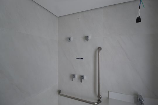 Banheiro de kitnet/studio à venda com 1 quarto, 30m² em Indianópolis, São Paulo