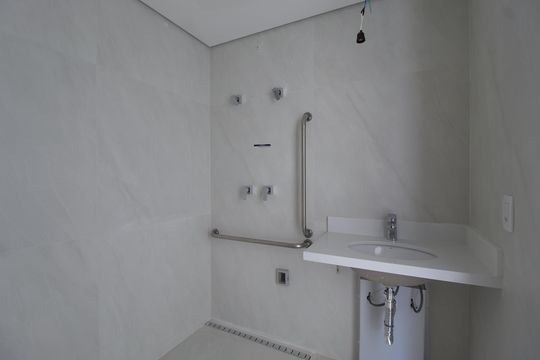 Banheiro de kitnet/studio à venda com 1 quarto, 30m² em Indianópolis, São Paulo