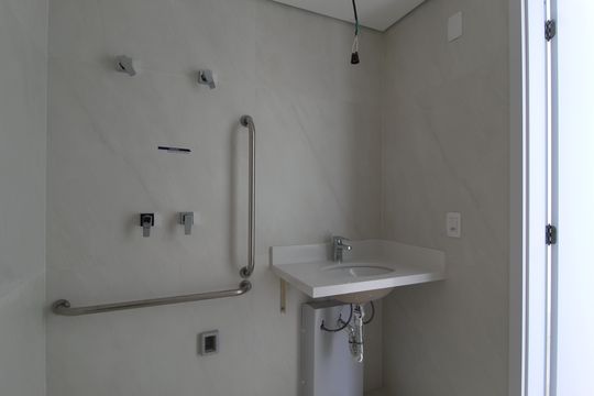 Banheiro de kitnet/studio à venda com 1 quarto, 30m² em Indianópolis, São Paulo