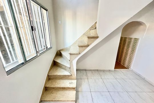 Escada de casa para alugar com 3 quartos, 90m² em Vila Bancaria Munhoz, São Paulo