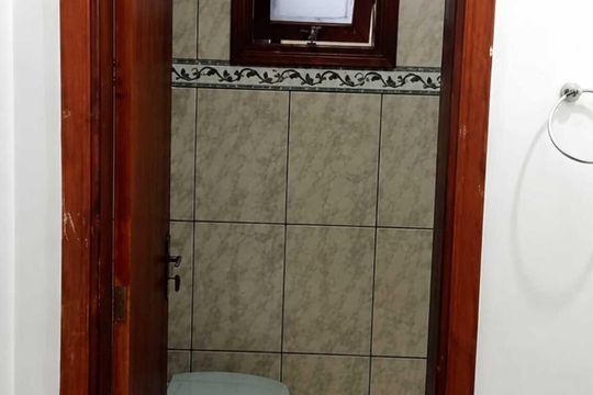 Banheiro de casa de condomínio para alugar com 2 quartos, 800m² em Chácaras Alpina, Valinhos