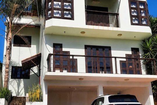 Fachada de casa de condomínio para alugar com 2 quartos, 800m² em Chácaras Alpina, Valinhos