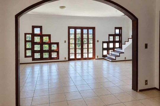 Sala de casa de condomínio para alugar com 2 quartos, 800m² em Chácaras Alpina, Valinhos
