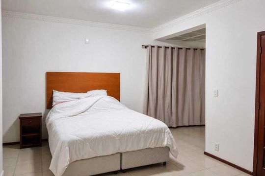 Quarto de casa de condomínio para alugar com 2 quartos, 800m² em Chácaras Alpina, Valinhos