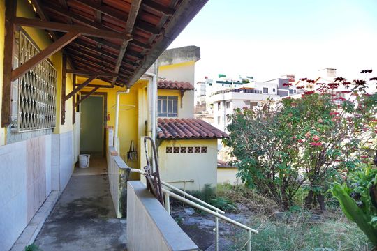 Varanda  de casa à venda com 3 quartos, 400m² em Sagrada Família, Belo Horizonte