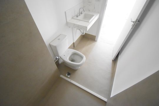 Banheiro 2 de apartamento à venda com 3 quartos, 137m² em Centro, Curitiba