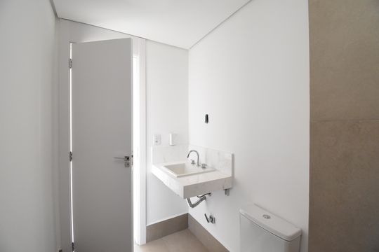 Banheiro 2 de apartamento à venda com 2 quartos, 95m² em Centro, Curitiba