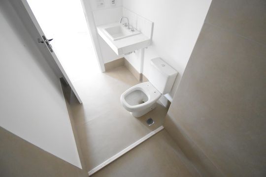 Banheiro 2 de apartamento à venda com 3 quartos, 157m² em Centro, Curitiba