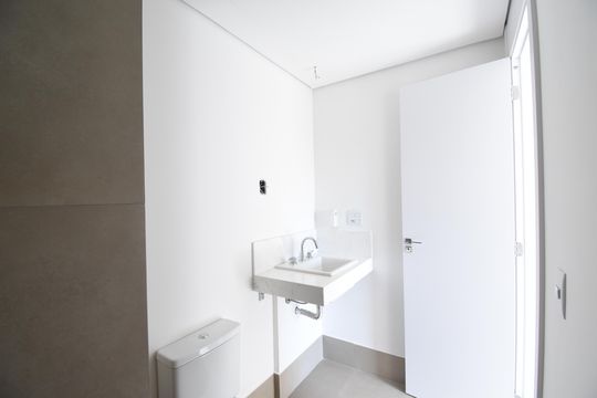 Banheiro da Suíte de apartamento à venda com 2 quartos, 147m² em Centro, Curitiba