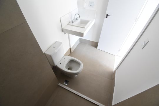 Banheiro da Suíte de apartamento à venda com 2 quartos, 147m² em Centro, Curitiba