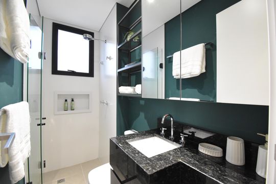 Banheiro de apartamento à venda com 2 quartos, 51m² em Centro, Curitiba