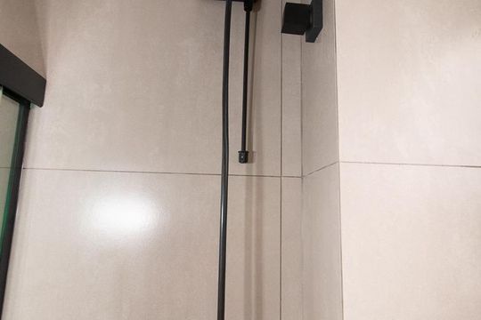 Detalhe do banheiro de kitnet/studio para alugar com 1 quarto, 27m² em São Pedro, São José dos Pinhais