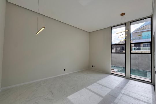 Sala de casa de condomínio para alugar com 3 quartos, 145m² em Vargem Pequena, Rio de Janeiro