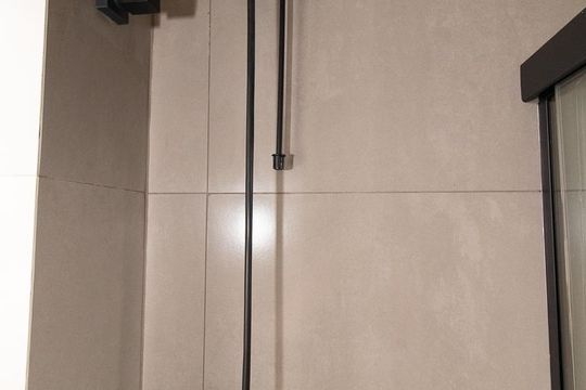 Detalhe do banheiro de kitnet/studio para alugar com 1 quarto, 27m² em São Pedro, São José dos Pinhais
