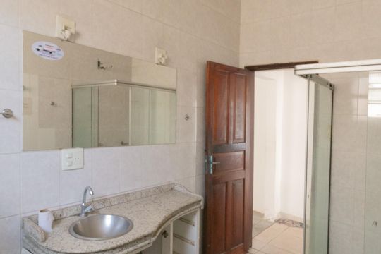 Banheiro social de casa para alugar com 3 quartos, 120m² em Candelária, Belo Horizonte