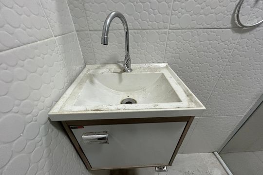 Banheiro de kitnet/studio para alugar com 1 quarto, 28m² em Cascadura, Rio de Janeiro