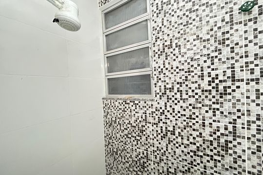 Banheiro de kitnet/studio para alugar com 1 quarto, 28m² em Cascadura, Rio de Janeiro