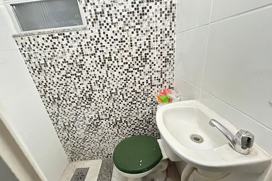 Banheiro de kitnet/studio para alugar com 1 quarto, 28m² em Cascadura, Rio de Janeiro