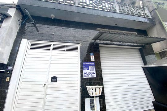 Placa instalada na fachada do imóvel de casa para alugar com 1 quarto, 120m² em Jardim Leblon, Guarulhos