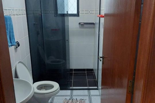 Banheiro de apartamento para alugar com 2 quartos, 96m² em Vila Caiçara, Praia Grande