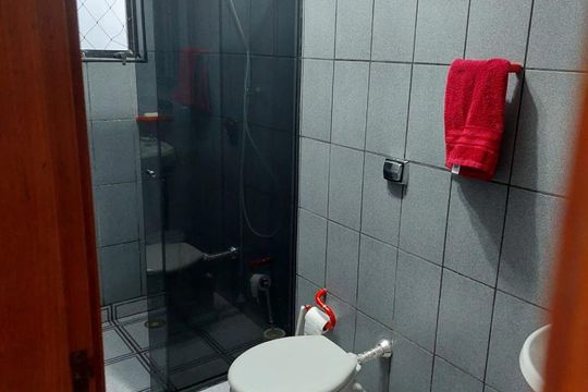 Banheiro de apartamento para alugar com 2 quartos, 96m² em Vila Caiçara, Praia Grande
