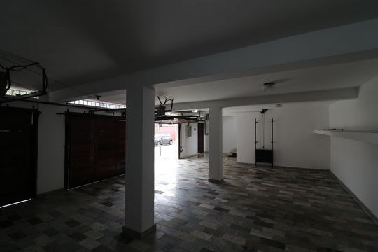 Garagem de casa à venda com 4 quartos, 600m² em Pitangueiras, Rio de Janeiro