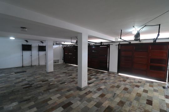 Garagem de casa à venda com 4 quartos, 600m² em Pitangueiras, Rio de Janeiro