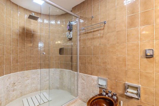 Banheiro Suíte de apartamento para alugar com 3 quartos, 240m² em Floresta, Porto Alegre