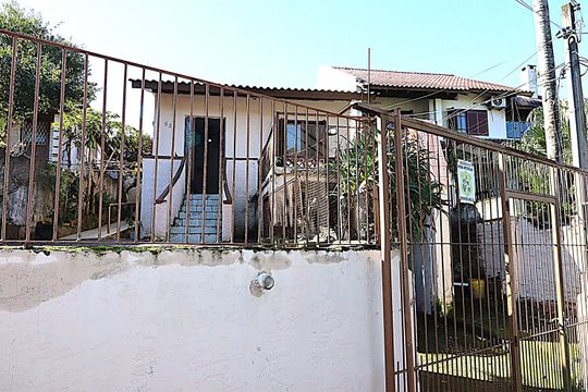 Fachada de casa à venda com 2 quartos, 360m² em Bom Jesus, Porto Alegre