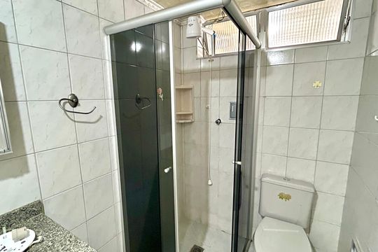 Banheiro de apartamento à venda com 2 quartos, 63m² em Parque Cecap, Guarulhos