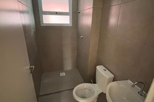 Banheiro de apartamento para alugar com 2 quartos, 47m² em Jardim Sao Luiz, Embu das Artes
