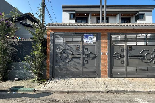 Fachada  de casa à venda com 3 quartos, 100m² em Vila Campo Grande, São Paulo