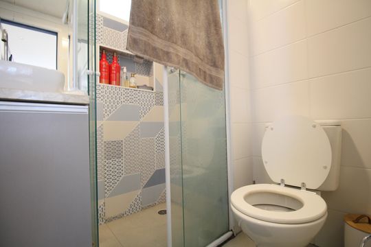 Banheiro de apartamento para alugar com 2 quartos, 50m² em Jardim Monte Alegre, Taboão da Serra