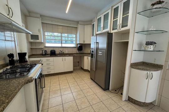 Cozinha de casa para alugar com 3 quartos, 311m² em Jurerê, Florianópolis