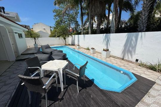 Casa para alugar com 3 quartos, 311m² em Jurerê, Florianópolis