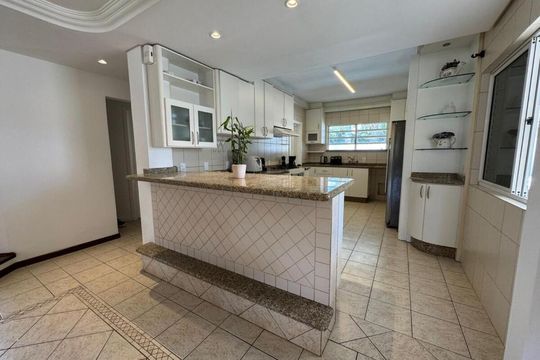 Sala de casa para alugar com 3 quartos, 311m² em Jurerê, Florianópolis