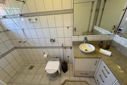 Banheiro 2 de casa para alugar com 3 quartos, 311m² em Jurerê, Florianópolis