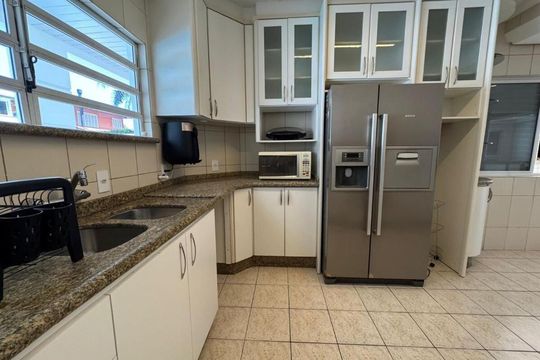 Cozinha de casa para alugar com 3 quartos, 311m² em Jurerê, Florianópolis