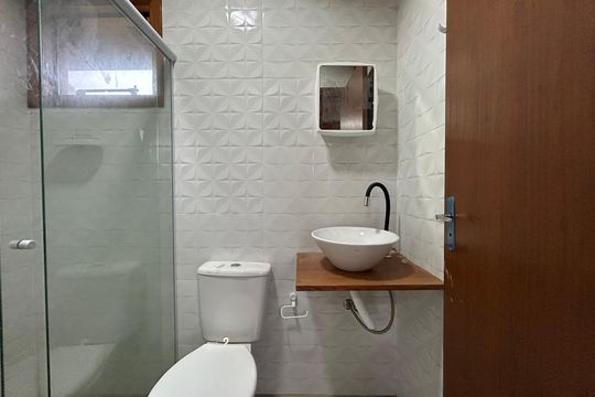 Banheiro suíte  de casa para alugar com 2 quartos, 82m² em Carianos, Florianópolis