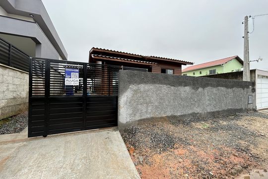Fachada de casa para alugar com 2 quartos, 82m² em Carianos, Florianópolis