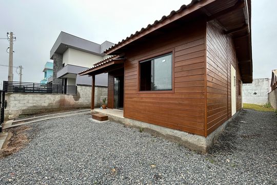 Área externa de casa para alugar com 2 quartos, 82m² em Carianos, Florianópolis