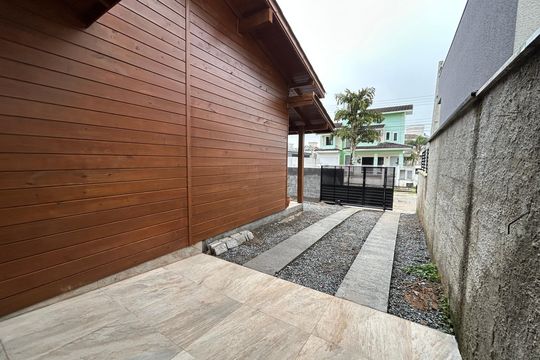 Garagem de casa para alugar com 2 quartos, 82m² em Carianos, Florianópolis