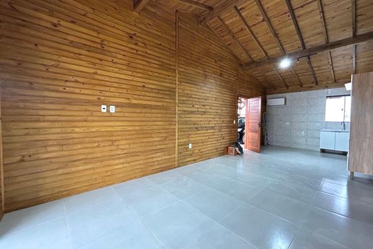 Sala de casa para alugar com 2 quartos, 82m² em Carianos, Florianópolis