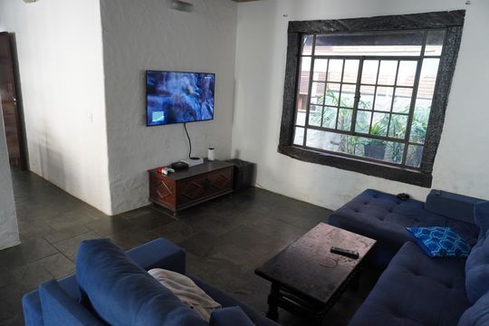 Sala de TV de casa de condomínio à venda com 3 quartos, 500m² em Morada dos Pássaros, Barueri
