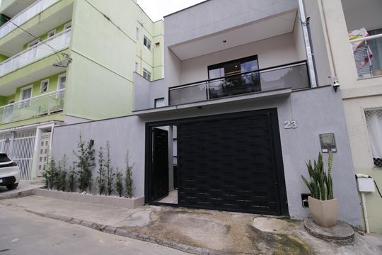 Fachada de casa à venda com 3 quartos, 200m² em Jacarepaguá, Rio de Janeiro