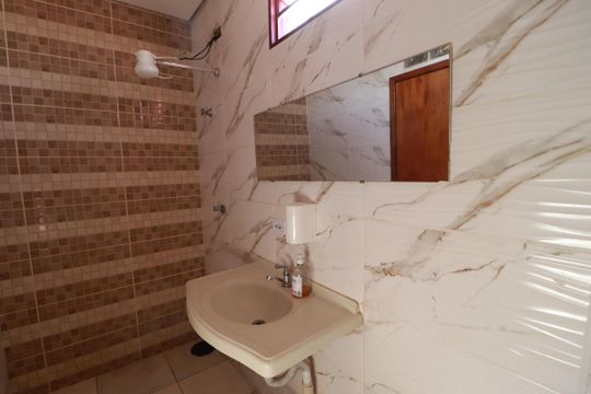 Banheiro social  de casa para alugar com 2 quartos, 200m² em Jardim Orestes Lopes de Camargo, Ribeirão Preto